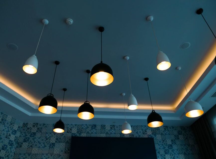 Stijlvolle lampen aan het plafond in een modern interieur, die sfeer en functionaliteit combineren.