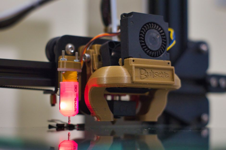 Moderne kunststofextrusiemachines in een productieomgeving, met focus op precisie en efficiëntie.